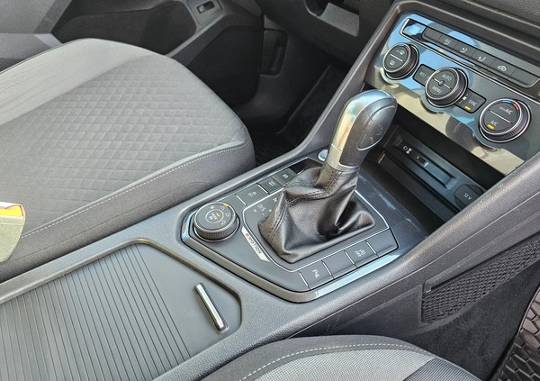 Volkswagen Tiguan cena 62000 przebieg: 227947, rok produkcji 2017 z Międzybórz małe 704